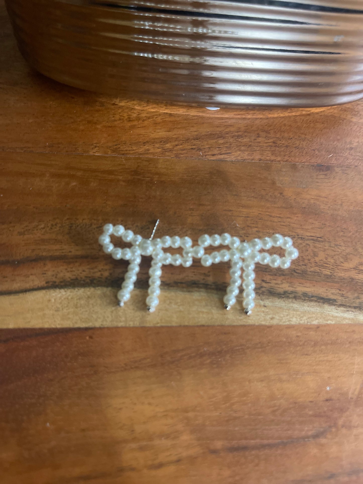 Small pearls bow earrings