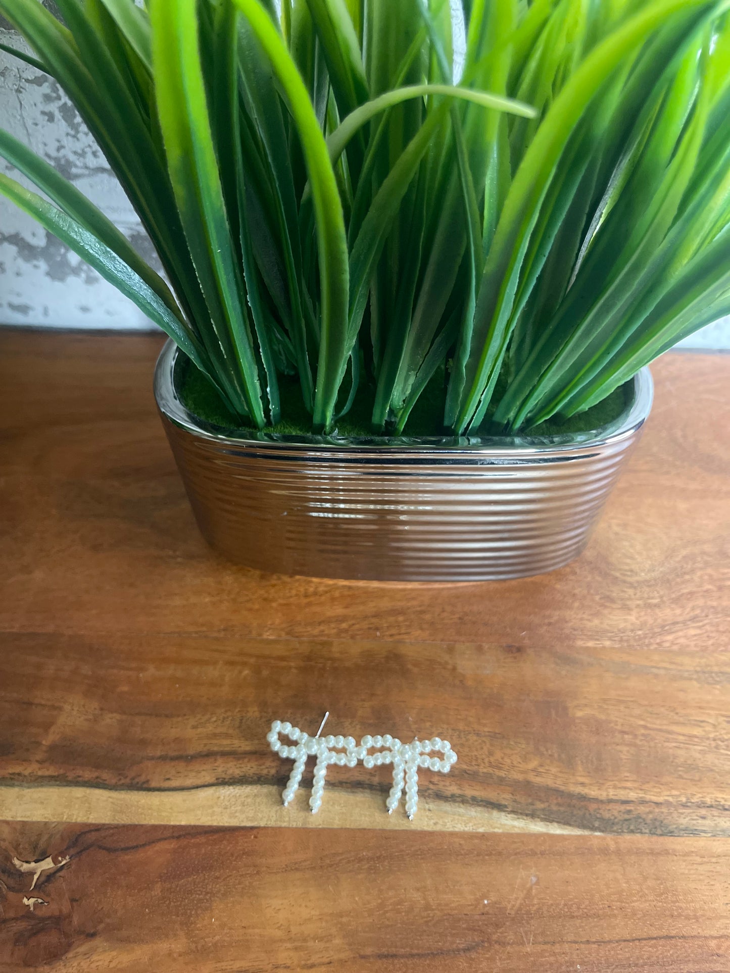 Small pearls bow earrings