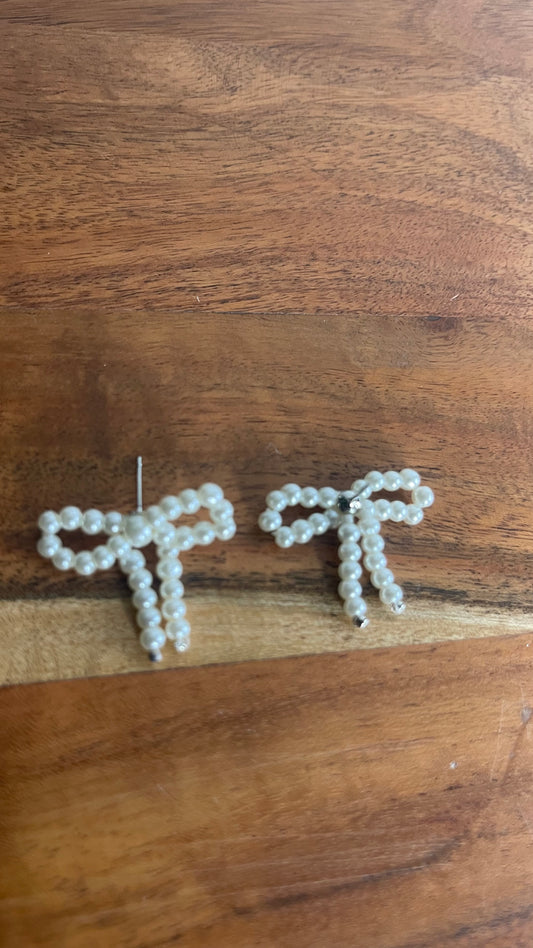 Small pearls bow earrings