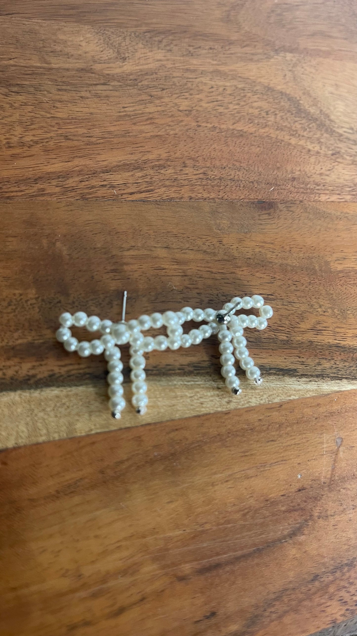 Small pearls bow earrings